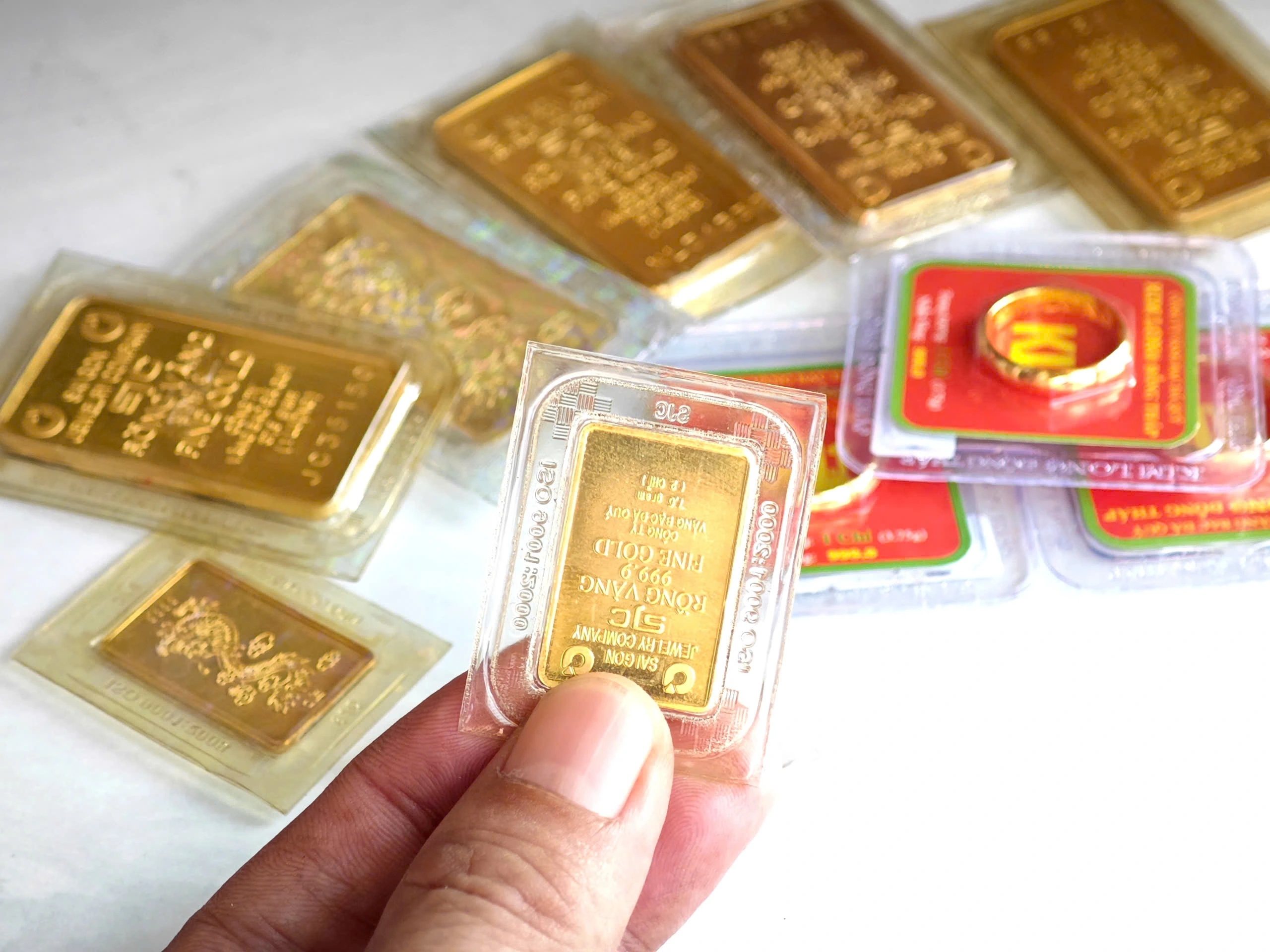 Giá vàng hôm nay 26/11: Vàng trong nước bất động, thế giới đi lên