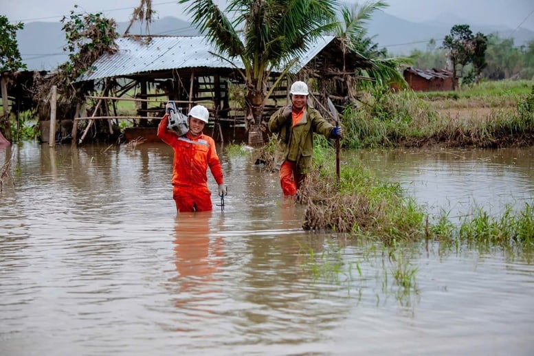 Điện lực miền Trung đã cấp điện trở lại cho 99,81% khách hàng sau mưa lũ- Ảnh 1.