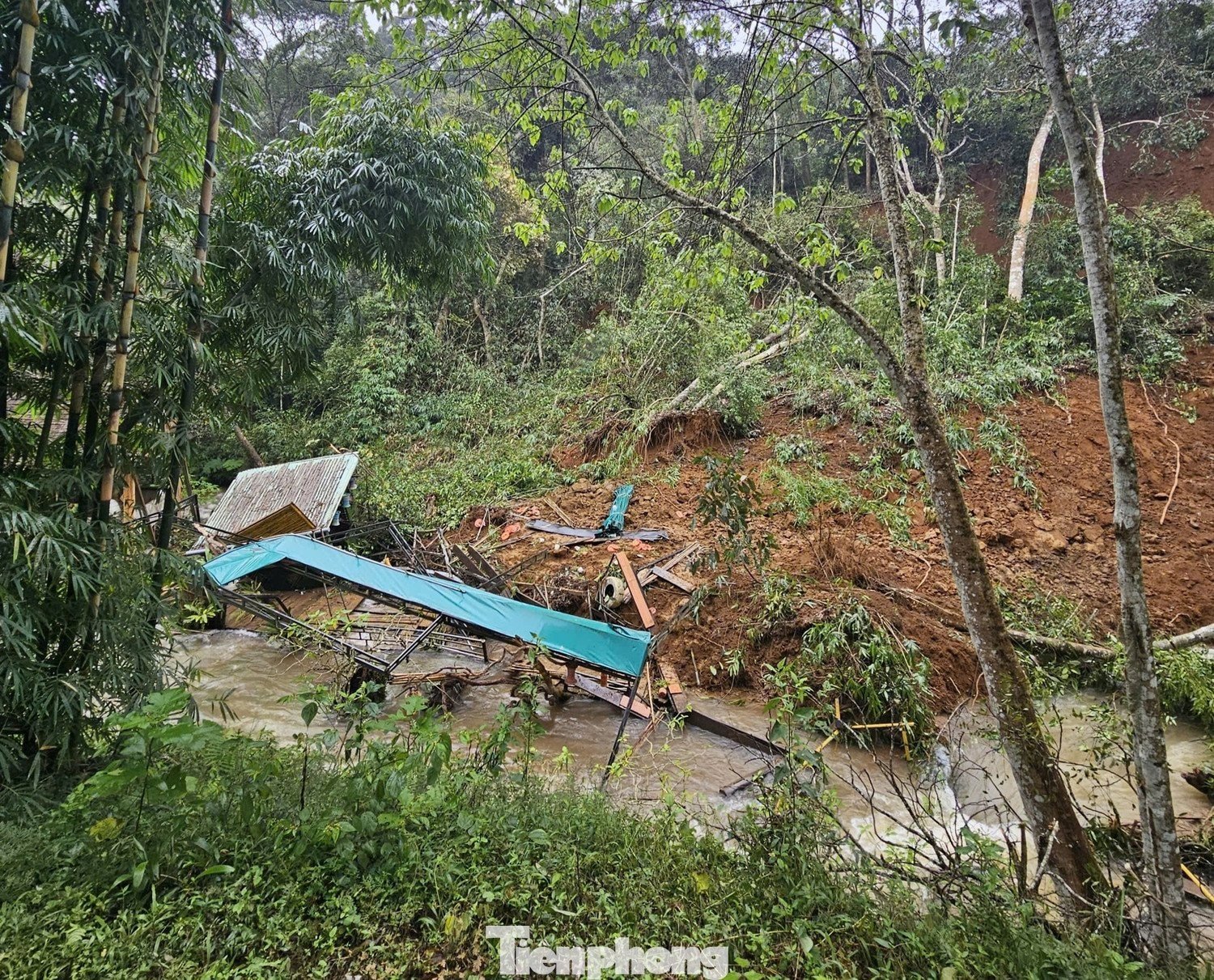 Nước lớn làm hư hỏng hạ tầng điểm du lịch thác Pa Sỹ, xã Măng Đen.