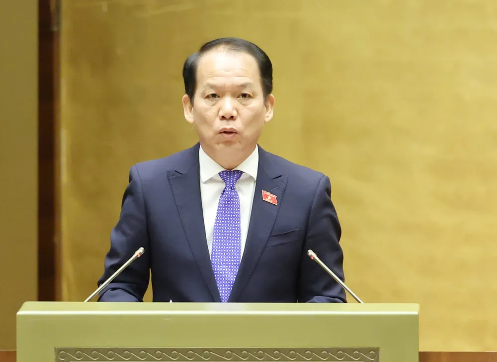 ប្រធានគណៈកម្មាធិការច្បាប់ និងយុត្តិធម៌នៃរដ្ឋសភា លោក Hoang Thanh Tung បង្ហាញរបាយការណ៍ស្តីពីការពិនិត្យសេចក្តីព្រាងច្បាប់ នាព្រឹកថ្ងៃទី២៦ ខែវិច្ឆិកា រូបថត៖ QUANG PHUC.jpg