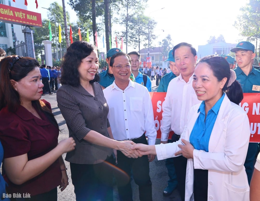 ថ្នាក់ដឹកនាំខេត្ត Dong Nai បានលើកទឹកចិត្តប្រធានមន្ទីរសុខាភិបាល Dong Nai លោក Do Thi Nguyen ប្រធានគណៈប្រតិភូការងារ មុននឹងចាកចេញទៅជួយឧបត្ថម្ភប្រជាជនខេត្ត Dak Lak។