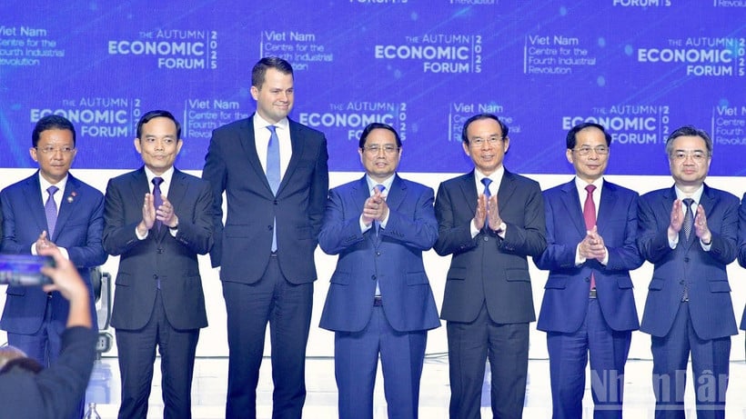 នាយករដ្ឋមន្ត្រី Pham Minh Chinh ជាមួយថ្នាក់ដឹកនាំ និងគណៈប្រតិភូអន្តរជាតិក្នុងវេទិកាសេដ្ឋកិច្ចរដូវស្លឹកឈើជ្រុះឆ្នាំ ២០២៥។ (រូបថត៖ Thanh Giang)