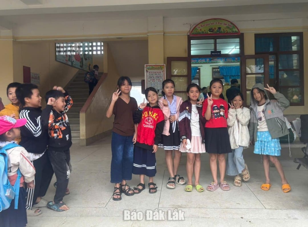 ນັກຮຽນໂຮງຮຽນປະຖົມດົງຄວາຍກັບຄືນສູ່ຫ້ອງຮຽນຢ່າງມີຄວາມສຸກ