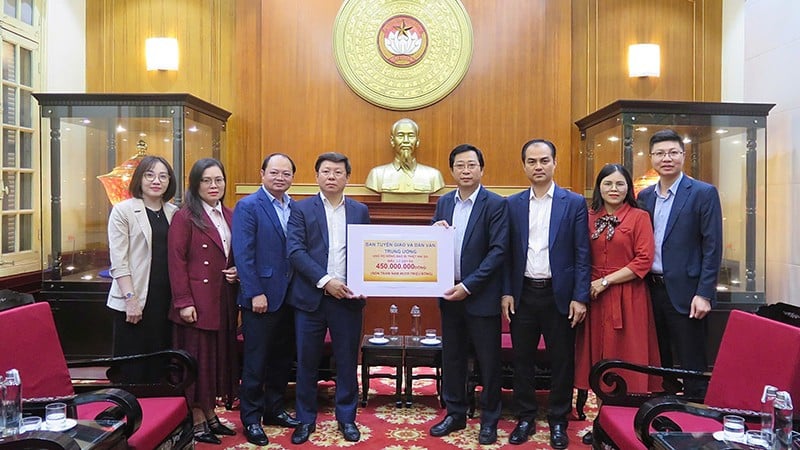 Представители руководства и должностных лиц Центрального комитета пропаганды и мобилизации масс вручили в штаб-квартире Центрального комитета Отечественного фронта Вьетнама символическую табличку с указанием суммы денег для поддержки пострадавших от наводнения.