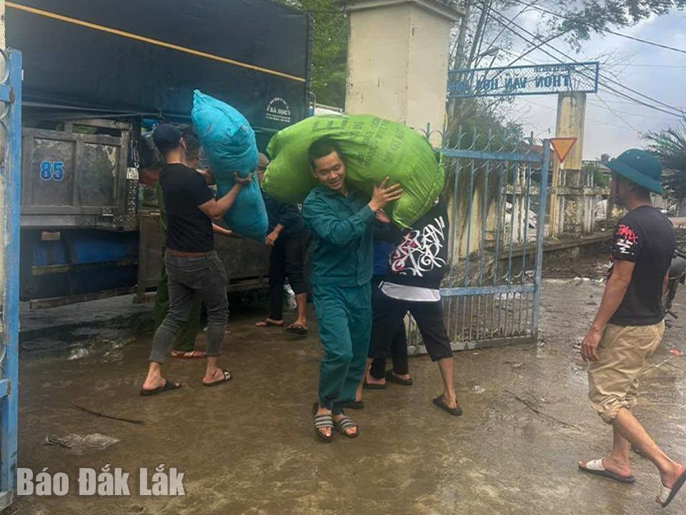 Medlemmer av støtteteamet i Ea Knuec kommune flytter varer til samlingspunktet i Phu Hoa 2 kommune.