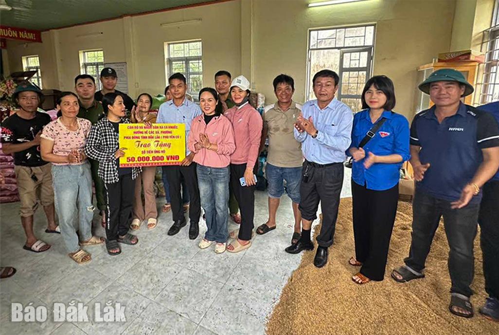 Arbeidsdelegasjonen fra Ea Knuec kommune overrakte penger for å støtte flom- og stormgjenoppretting i Phu Hoa 2 kommune.