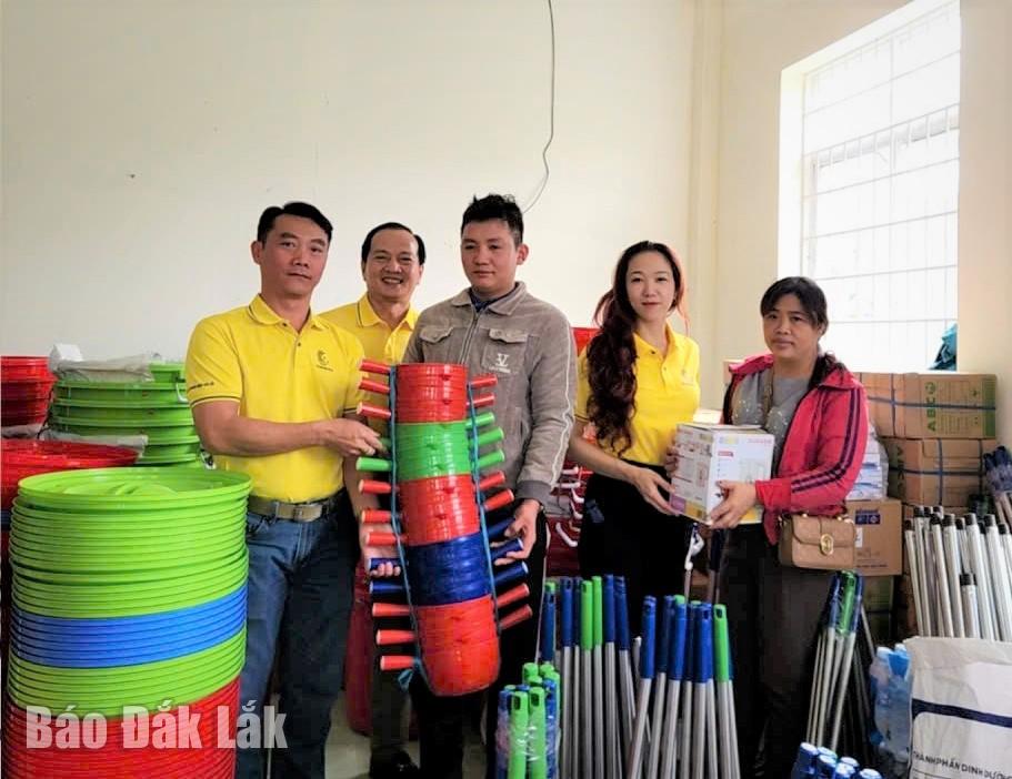 ダクラク商工会がドゥックビン村に支援品を贈呈。