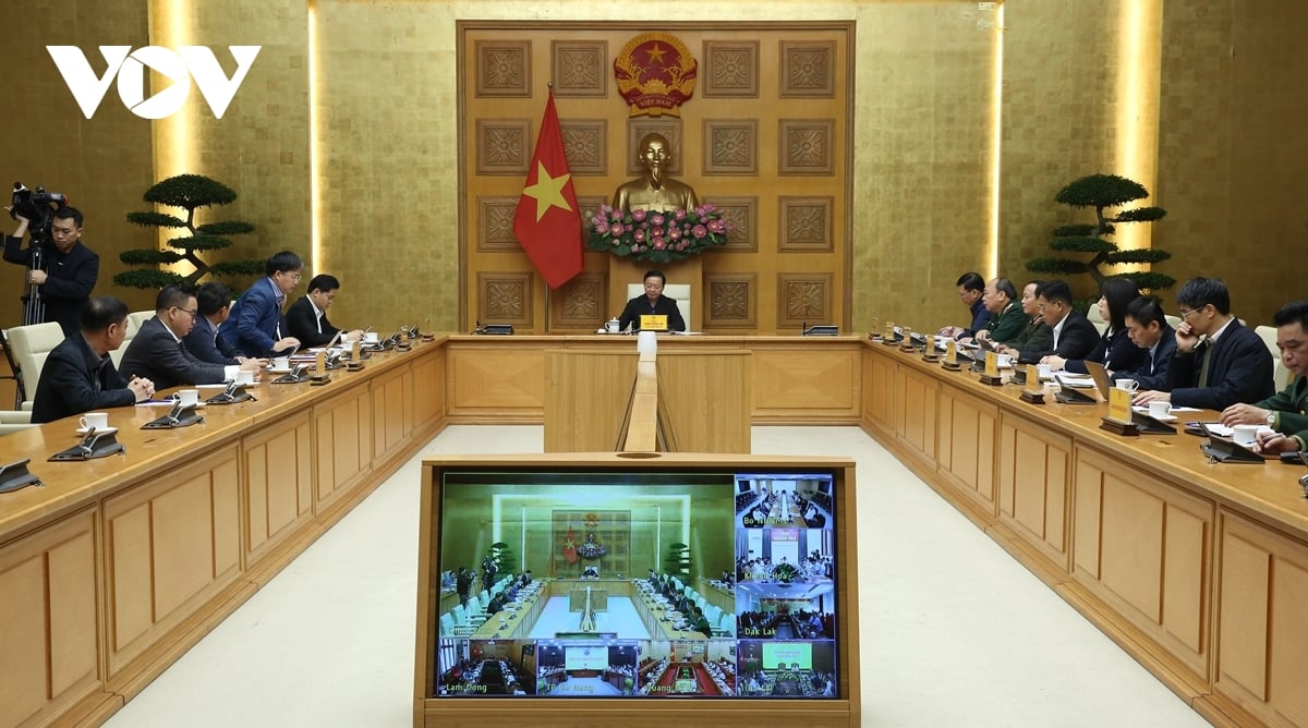 នាព្រឹកថ្ងៃទី ២៦ វិច្ឆិកា ឧបនាយករដ្ឋមន្ត្រី Tran Hong Ha - អនុប្រធានគណៈកម្មាធិការដឹកនាំការពារជនស៊ីវិលជាតិបានអញ្ជើញជាអធិបតីកិច្ចប្រជុំជាមួយក្រសួង ស្ថាប័ន និងមូលដ្ឋាន ស្តីពីការឆ្លើយតបនឹងព្យុះទី ១៥ (KOTO) ដែលបានចូលសមុទ្រខាងកើតដោយកម្រិត ៨ បោកបក់ដល់កម្រិត ១០។