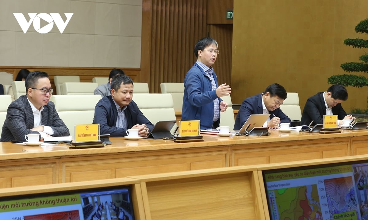 លោក ម៉ៃ វ៉ាន់ឃីម នាយកមជ្ឈមណ្ឌលជាតិសម្រាប់ការព្យាករណ៍ធនធានជលសាស្ត្រ និងឧតុនិយម បានធ្វើបច្ចុប្បន្នភាពព័ត៌មានចុងក្រោយអំពីព្យុះលេខ ១៥ ក្នុងកិច្ចប្រជុំ