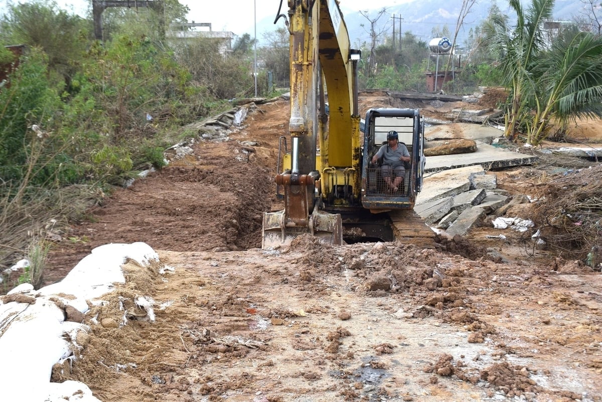 Xã Tuy Phước đang đang tiến hành gia cố đê Luật Lễ. Ảnh: V.Đ.T.