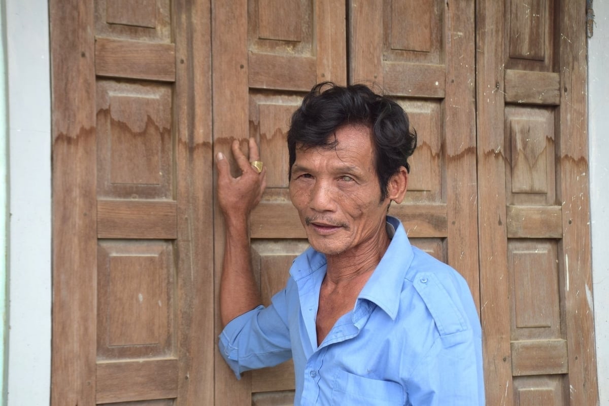 Ông Lê Kim Hiệu (sinh năm 1967) ở thôn Vân Hội 1 (xã Tuy Phước) chỉ mực nước vào nhà ông cao gần lút đầu khi đê Luật Lễ vỡ. Ảnh: V.Đ.T.