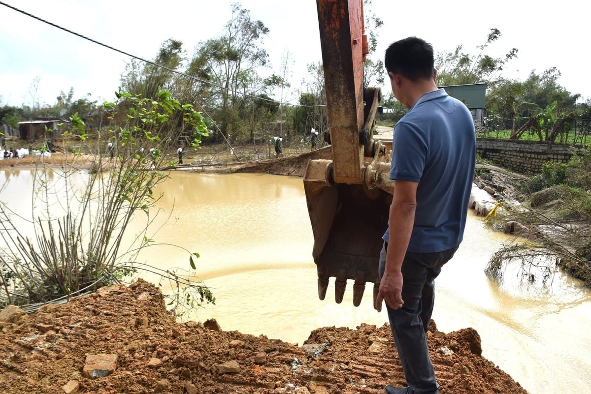 Xã Tuy Phước đang nỗ lực gia cố đê Sông Cát. Ảnh: V.Đ.T.