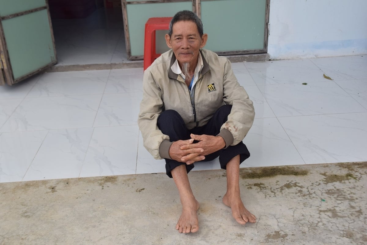 Cụ Huỳnh Văn Nghệ ở thôn Luật Lễ nhớ lại cảnh nước lũ tràn về khi đê Luật Lễ và đê sông Cát vỡ. Ảnh: V.Đ.T.