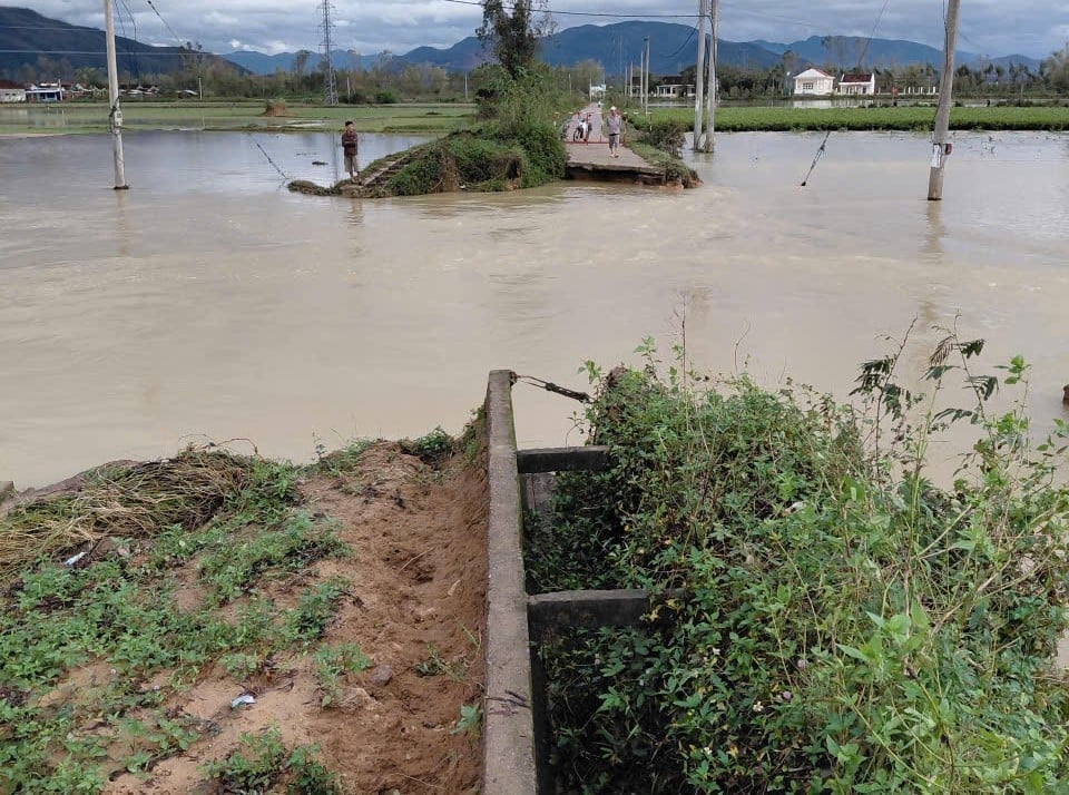 Tuyến kênh N2-3 của hồ Núi Một bị đứt hẳn một đoạn, chiều 25/11 đã được khắc phục tạm thời. Ảnh: V.Đ.T.