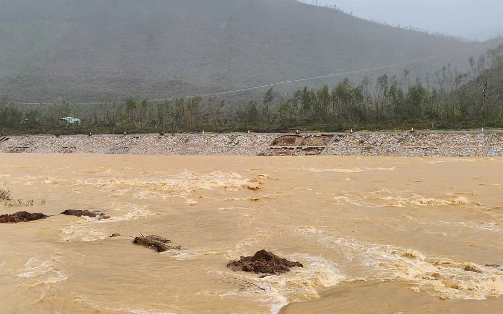 Bờ kè đập dâng sông Hà Thanh ở xã Vân Canh bị sạt lở mái kè hạ lưu. Ảnh: V.Đ.T.