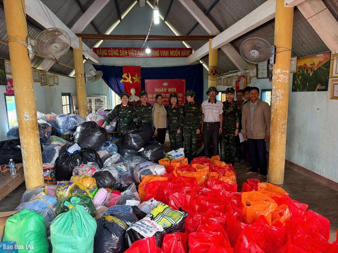 Der Frauenverband des Provinzmilitärkommandos bereitet Geschenke für die Menschen im Überschwemmungsgebiet von Yang Mao vor.