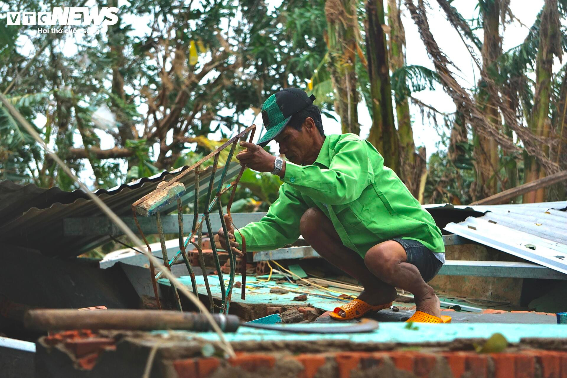 ປະຊາຊົນຕາແສງ ຮ່າຕິ້ງ (ແຂວງ ດັກລັກ) ໄດ້ເກັບກູ້ສິ່ງທີ່ຍັງເຫຼືອພາຍຫຼັງໄພທຳມະຊາດ.