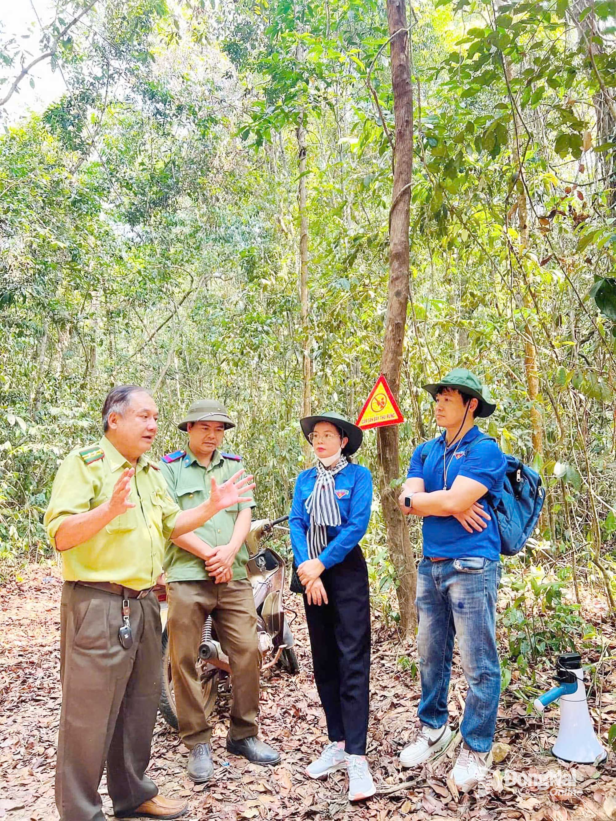 Dong Phu Lisesi öğrencileri Ma Da ormanında gerçek hayatı deneyimliyor. Fotoğraf: Minh Hien