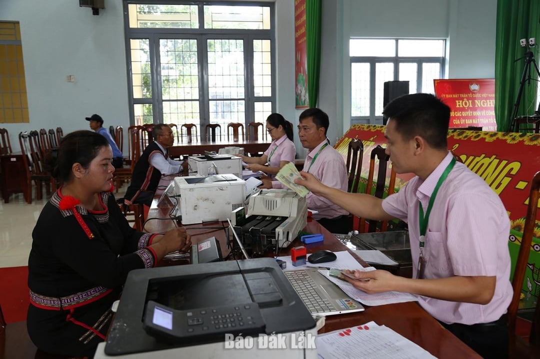 Mensen ontvangen leningen bij het Ea Tul-transactiepunt