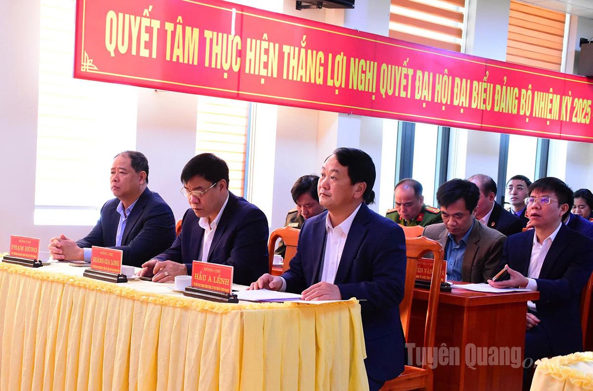 Komrad Hau A Lenh, ahli Jawatankuasa Pusat Parti, Setiausaha Jawatankuasa Parti Wilayah Tuyen Quang menghadiri majlis pengumuman itu.