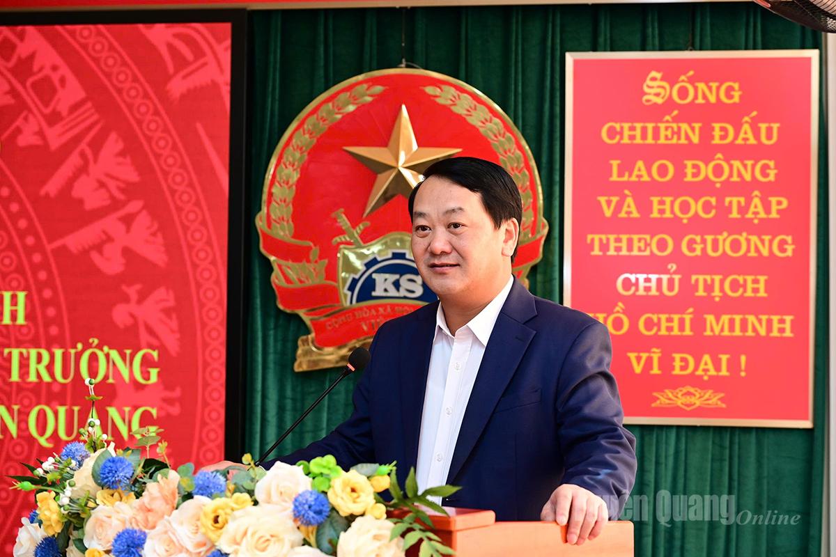 Komrad Hau A Lenh, ahli Jawatankuasa Pusat Parti, Setiausaha Jawatankuasa Parti Wilayah Tuyen Quang bercakap pada majlis pengumuman itu.