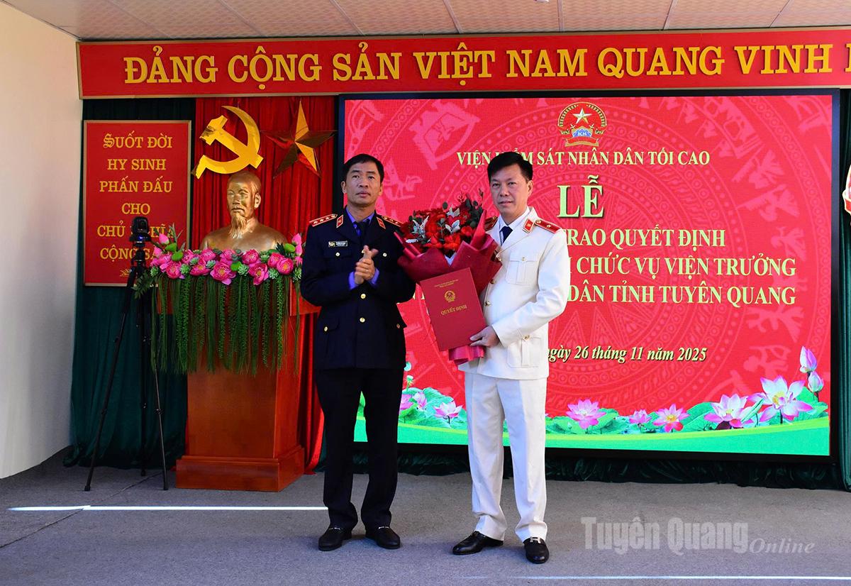 Komrad Nguyen Van Giang, Timbalan Ketua Hakim Negara Tertinggi Perolehan Rakyat, menyampaikan keputusan dan bunga untuk mengucapkan tahniah kepada Ketua Hakim Negara yang baharu bagi Perolehan Rakyat wilayah Tuyen Quang.