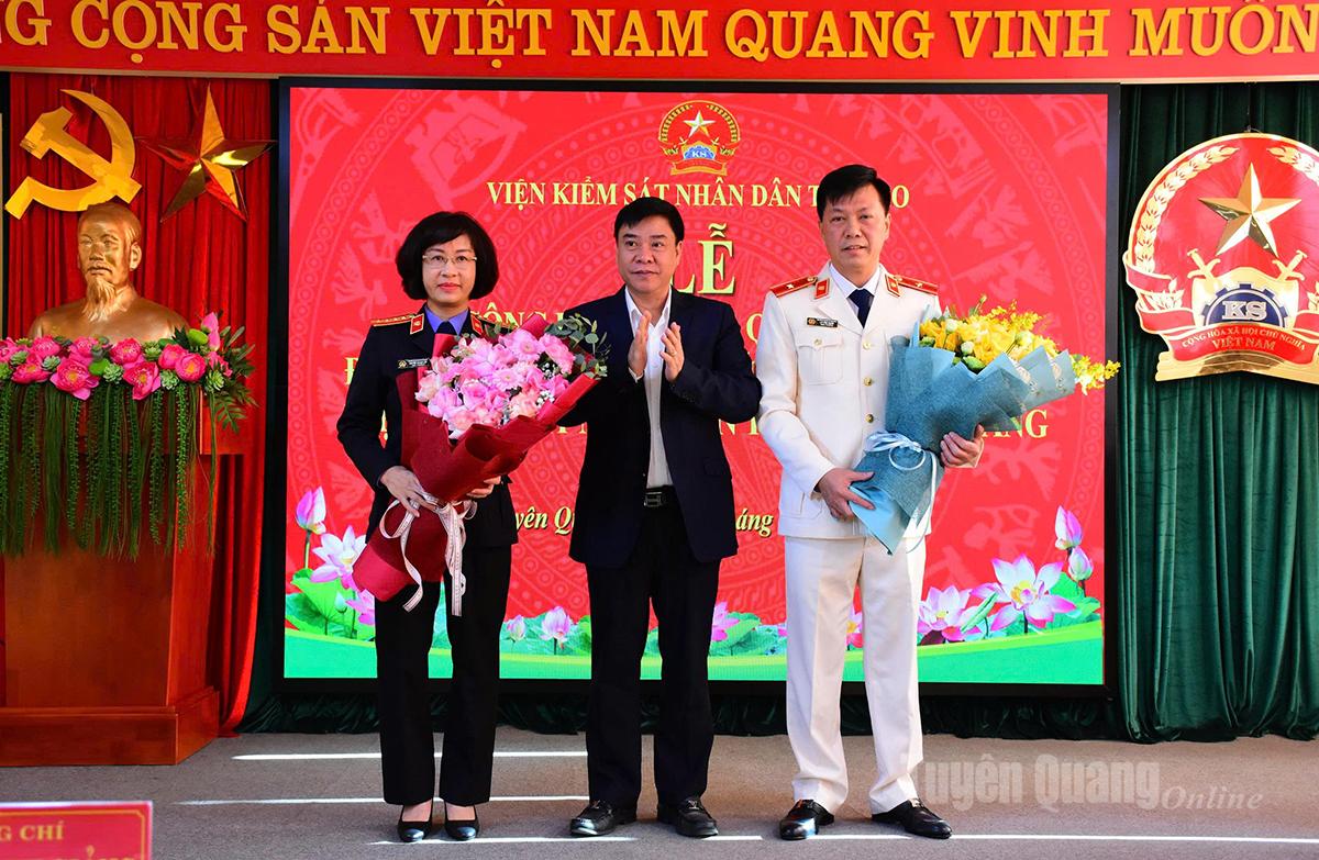 Komrad Hoang Gia Long, Ahli Jawatankuasa Tetap Parti Wilayah, Naib Pengerusi Jawatankuasa Rakyat Wilayah menyampaikan bunga untuk mengucapkan tahniah kepada Ketua Pendakwa Raya yang baharu bagi Perolehan Rakyat bagi wilayah Tuyen Quang dan Thai Nguyen.