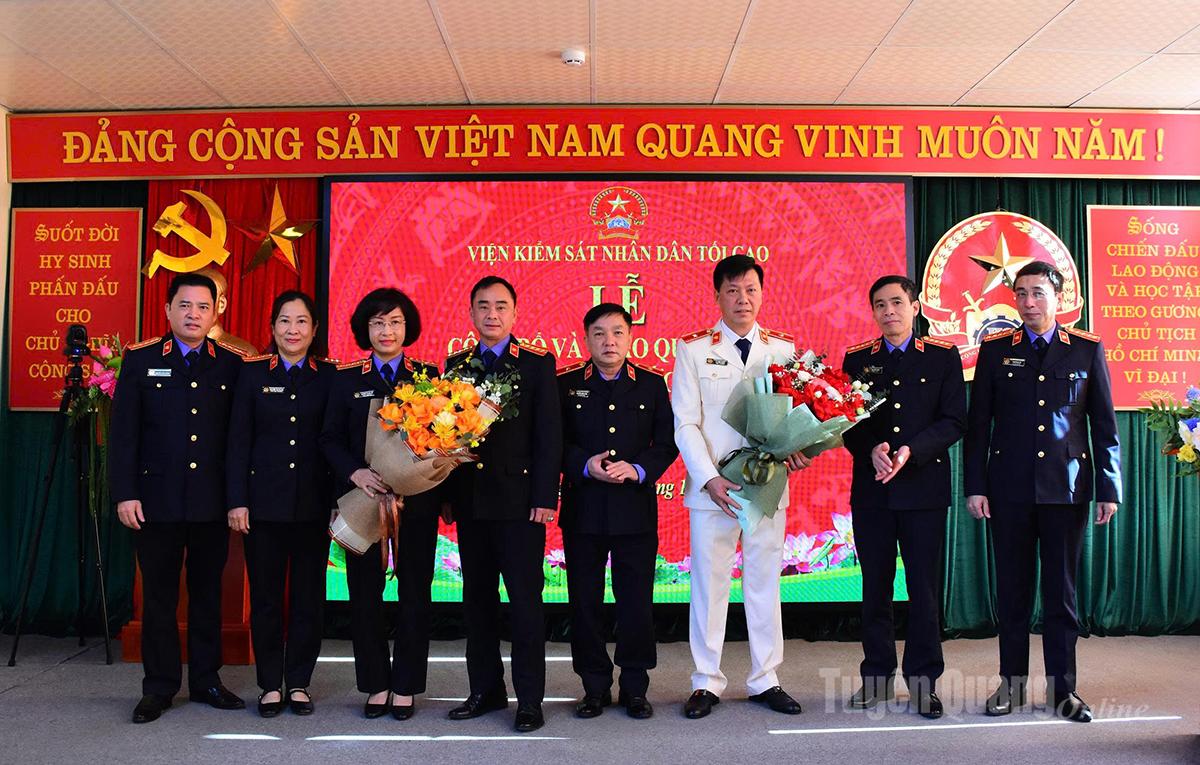 Pemimpin Procuracy Rakyat Wilayah Tuyen Quang mengucapkan tahniah kepada dua Ketua Pendakwaraya yang baharu.