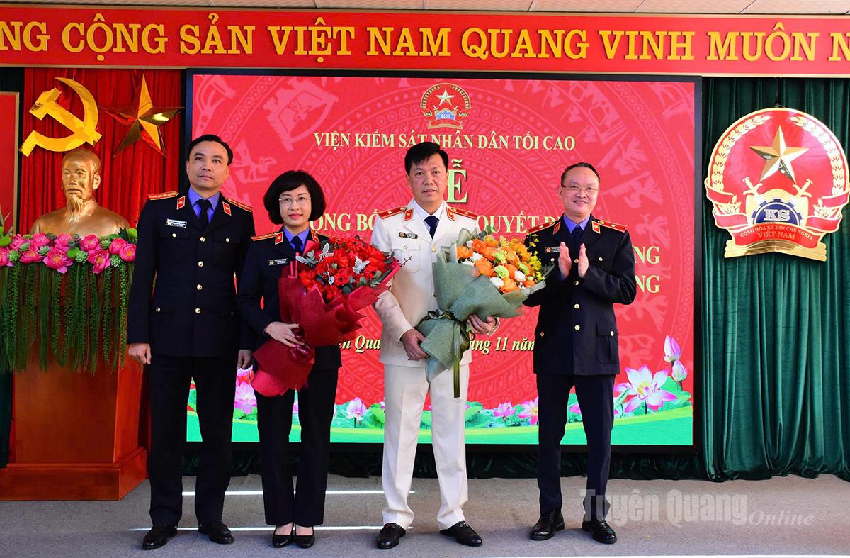Pemimpin Procuracy Rakyat Provinsi Nguyen Thai menyampaikan bunga untuk mengucapkan tahniah kepada Ketua Pendakwaraya baharu kedua-dua wilayah itu.