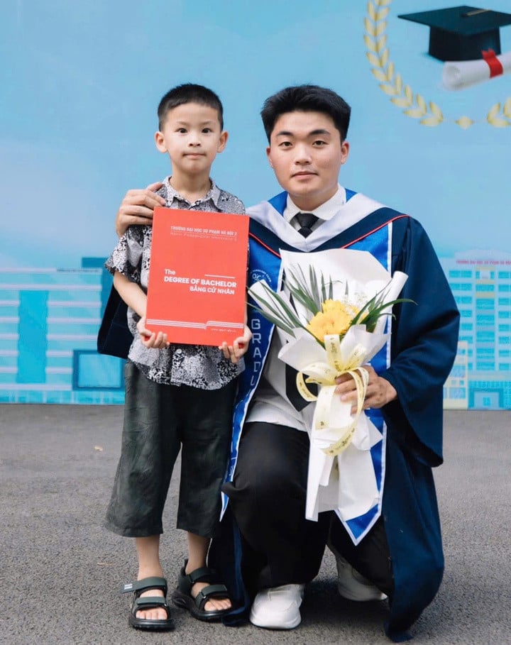 Phuc Son បានថតរូបជាមួយក្មួយប្រុសក្នុងថ្ងៃបញ្ចប់ការសិក្សានៅសកលវិទ្យាល័យ (រូបថត៖ NVCC)