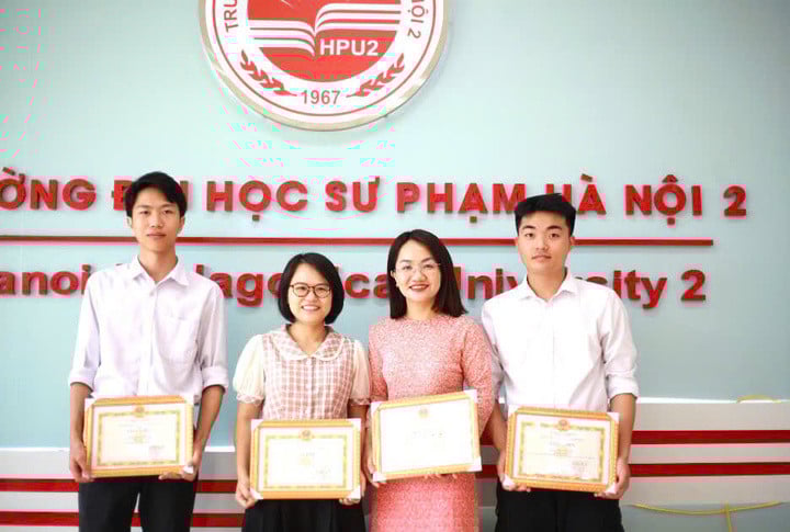 Phuc Son (ពីខាងស្តាំ) បានក្លាយជា Valedictorian នៃសាកលវិទ្យាល័យគរុកោសល្យហាណូយ 2 ជាមួយនឹង GPA ជិតល្អឥតខ្ចោះ (រូបថត៖ NVCC)
