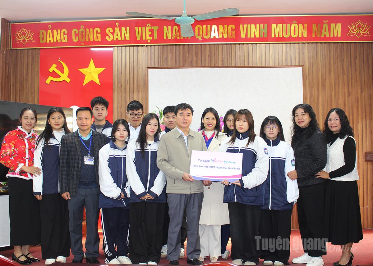 Đại diện Quỹ “Vạn dặm yêu thương” trao tặng sách tại trường THPT Ngọc Hà.