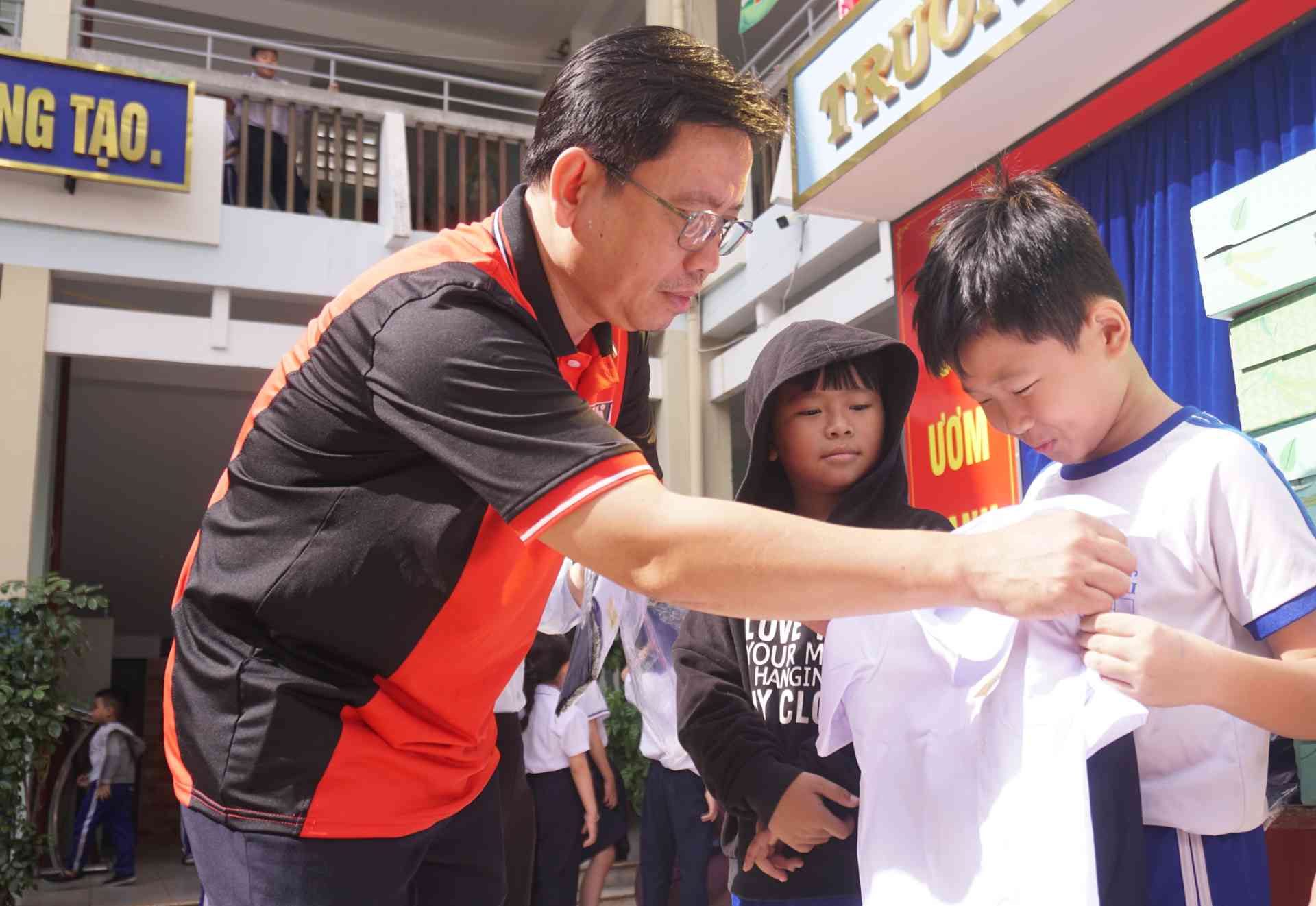 นายกุง ฟู ก๊วก รองผู้อำนวยการหนังสือพิมพ์ วิทยุและโทรทัศน์ Khanh Hoa มอบของขวัญเพื่อสนับสนุนนักเรียนโรงเรียนประถมศึกษา Phuong Sai