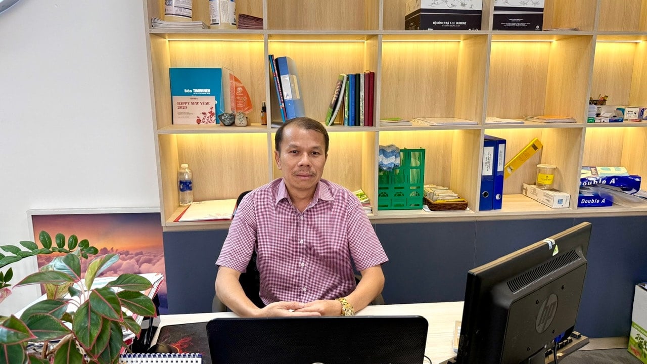 Mr. Nguyen Van Muoi Duc broke from growing area to transportation causing green vegetables to increase in price.