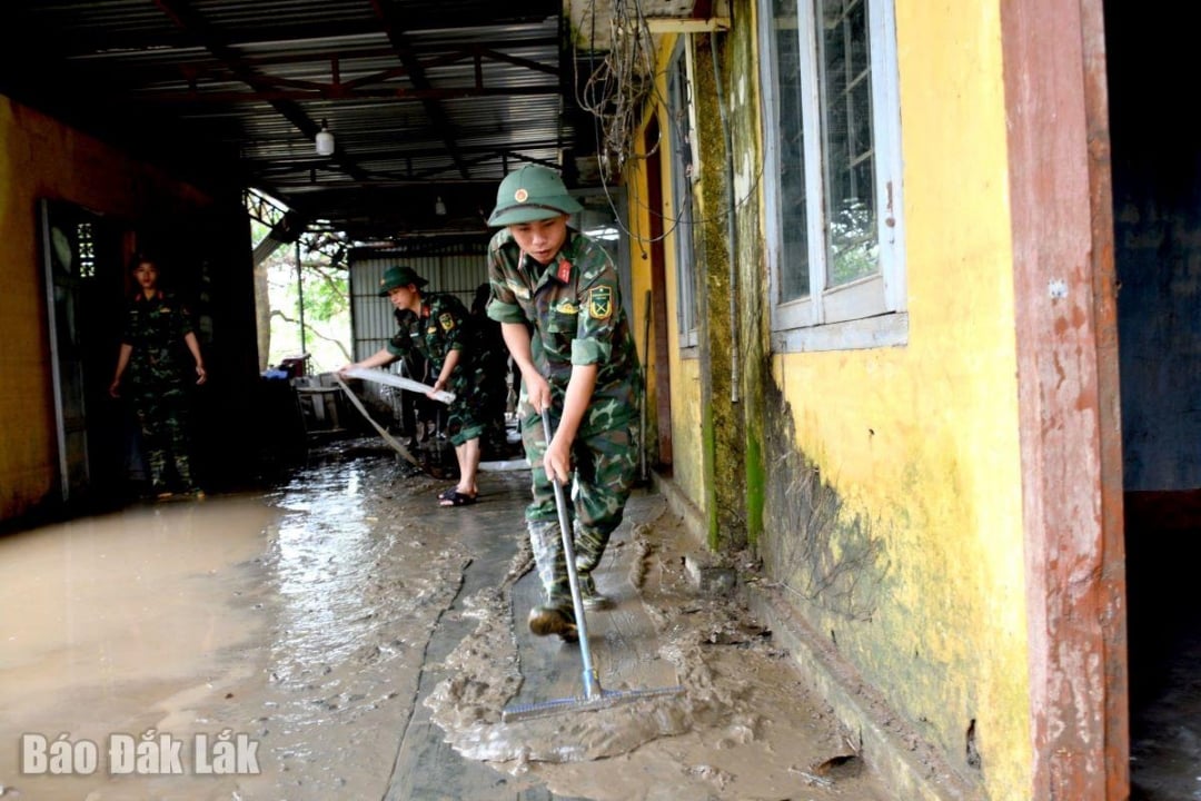 Leftenan Thien dan askar membantu penduduk tempatan