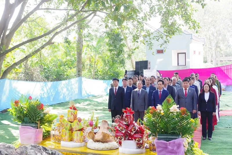 Het aanbieden van wierook ter herdenking van de 139e verjaardag van de Ba Dinh-opstand