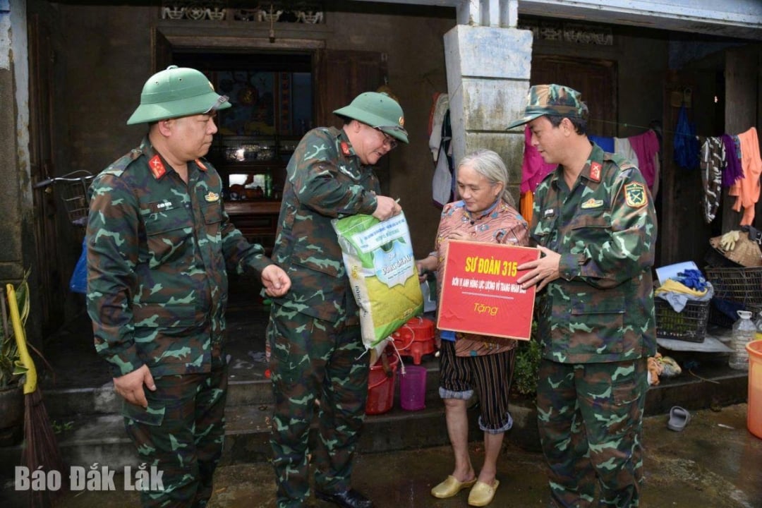 Leftenan Kolonel Do Thanh Thai, Komisar Politik Bahagian 315, melawat dan memberi hadiah kepada keluarga polisi di komune Hoa Thinh.