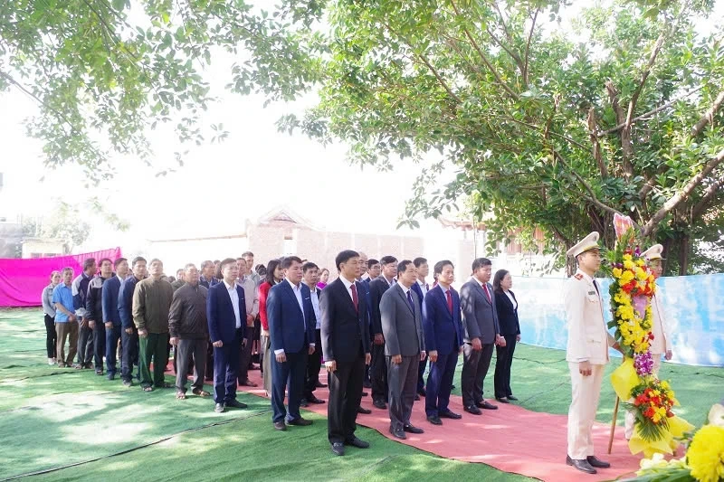 Het aanbieden van wierook ter herdenking van de 139e verjaardag van de Ba Dinh-opstand