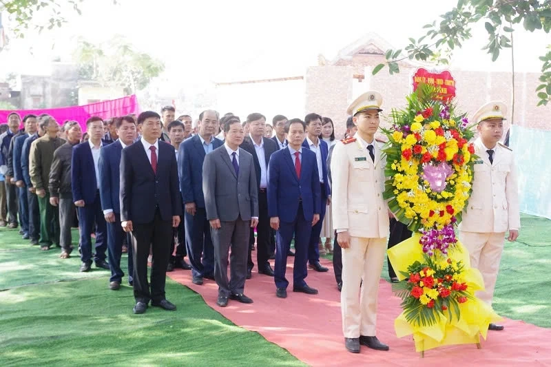 Het aanbieden van wierook ter herdenking van de 139e verjaardag van de Ba Dinh-opstand