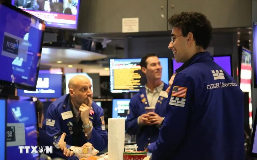 Giao dịch viên làm việc trên sàn chứng khoán ở New York (Mỹ). (Ảnh: THX/TTXVN)