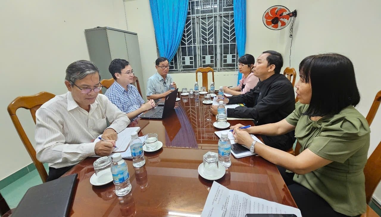 នាយកដ្ឋានផលិតកម្មដំណាំ និងការពាររុក្ខជាតិ ធ្វើការជាមួយនាយកដ្ឋានផលិតកម្មដំណាំ និងការពាររុក្ខជាតិ Khanh Hoa។ រូបថត៖ KS. Cục Trồng trọt và Bảo vệ thực vật làm việc với Chi cục Trồng trọt và BVTV Khánh Hòa. Ảnh: KS.