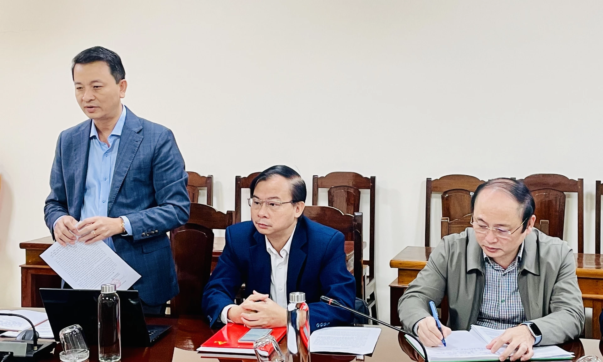 Ein Vertreter des Ministeriums für Bildung und Ausbildung spricht bei der Sitzung – Foto: D.A.