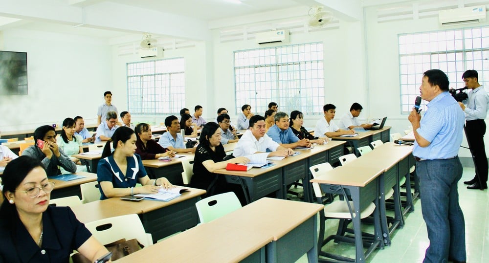 MSc. Nguyen Anh Ngoc - bývalý zástupce ředitele Centra pro podporu investic v Ho Či Minově městě, se studentům podělil o obsah školení.