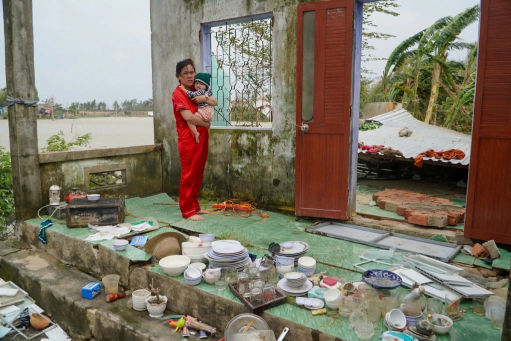 Hơn một tuần sau lũ lịch sử, hàng trăm hộ dân tại xã Hòa Xuân, Đăk Lăk nằm ven sông Bàn Thạch vẫn bị cô lập giữa biển nước. Ảnh: Đình Văn