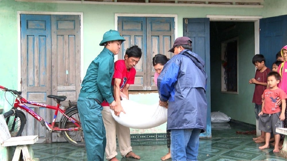 Tỉnh Gia Lai đã ban hành chính sách hỗ trợ mỗi gia đình có nhà bị ngập 15kg gạo/người/tháng, thời gian hỗ trợ 3 tháng. Ảnh: V.Đ.T.