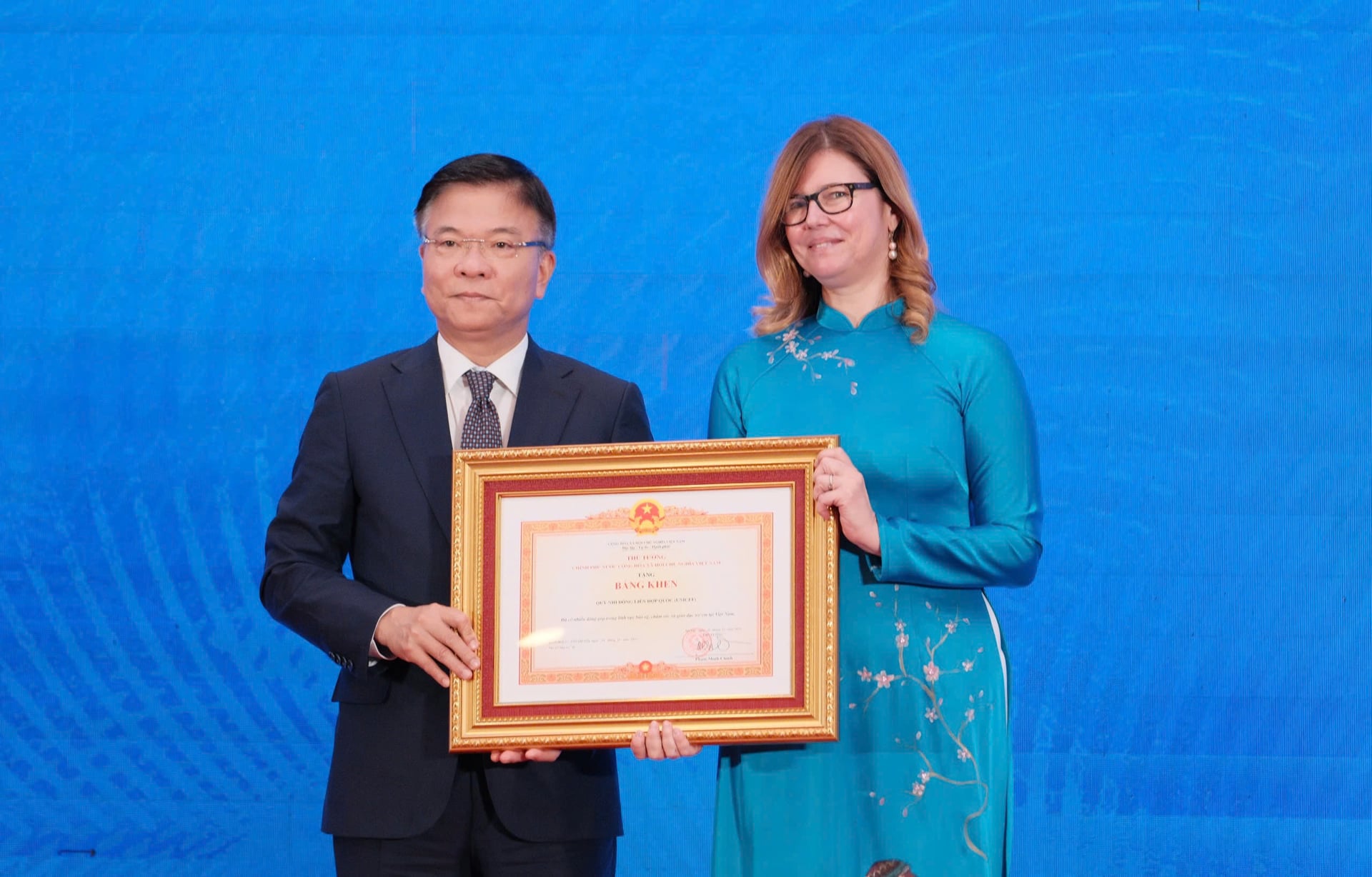 The United Nations Children's Fund (UNICEF) Vietnam received a Certificate of Merit from the Prime Minister for the organization's significant and important contributions over 50 years. Photo: Quynh Chi.