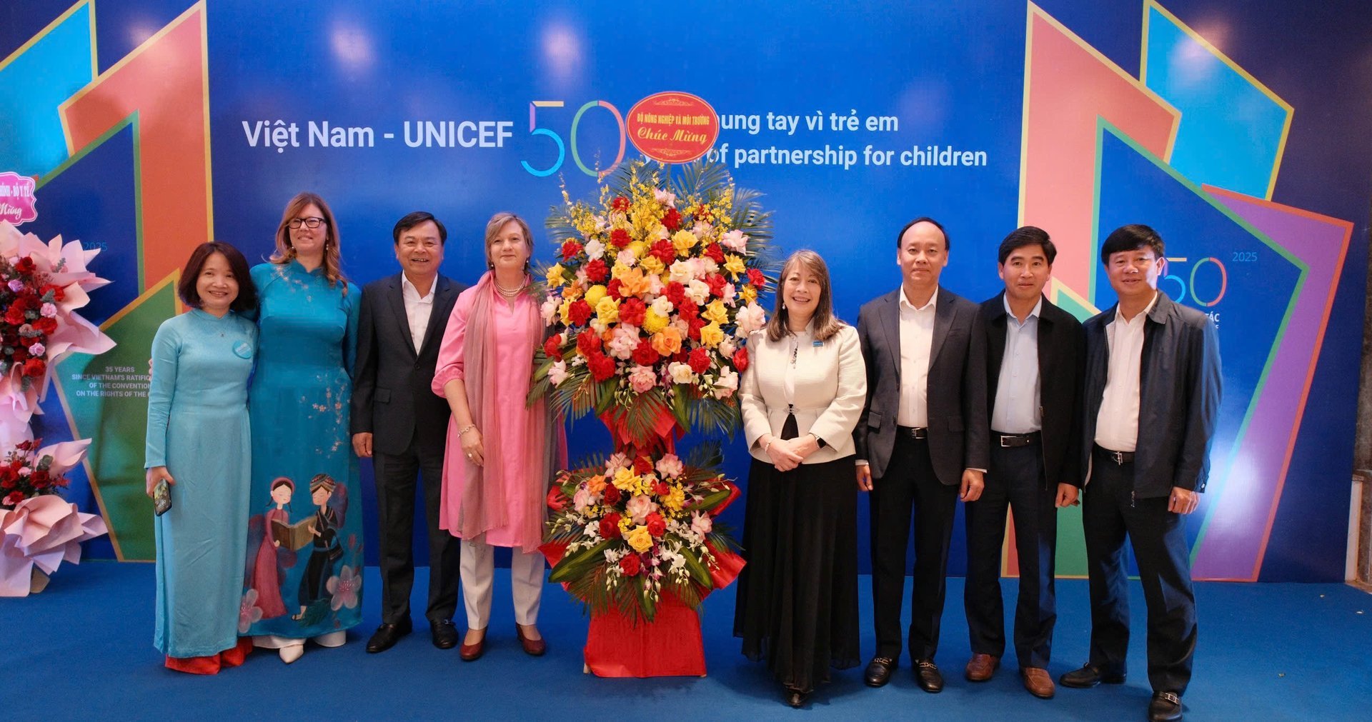 The Ministry of Agriculture and Environment congratulates UNICEF on the occasion of 50 years of accompanying the development of children and youth in Vietnam. Photo: Quynh Chi.