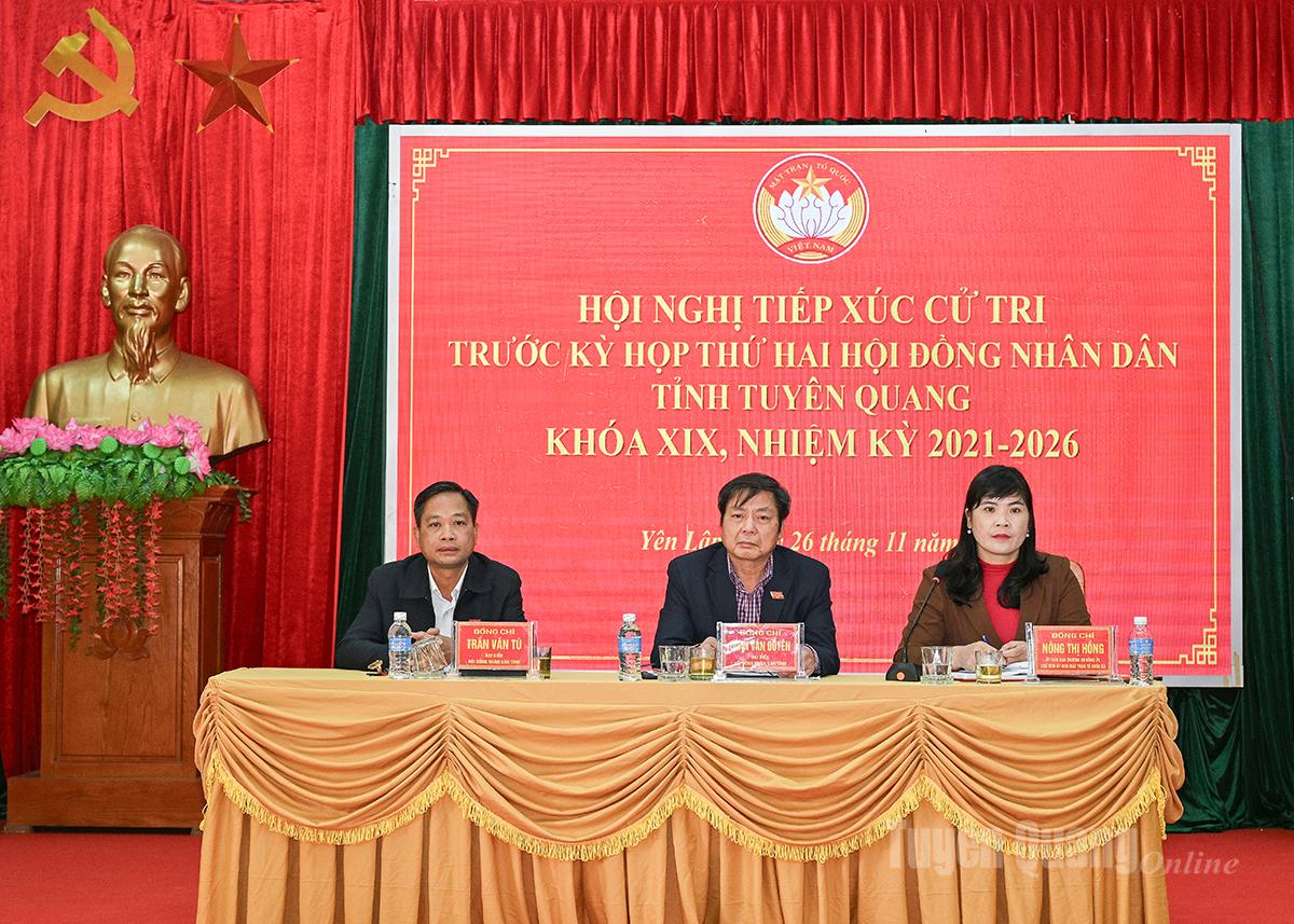 প্রাদেশিক গণ পরিষদের প্রতিনিধিরা ইয়েন ল্যাপ কমিউনের ভোটারদের সাথে দেখা করেছেন।