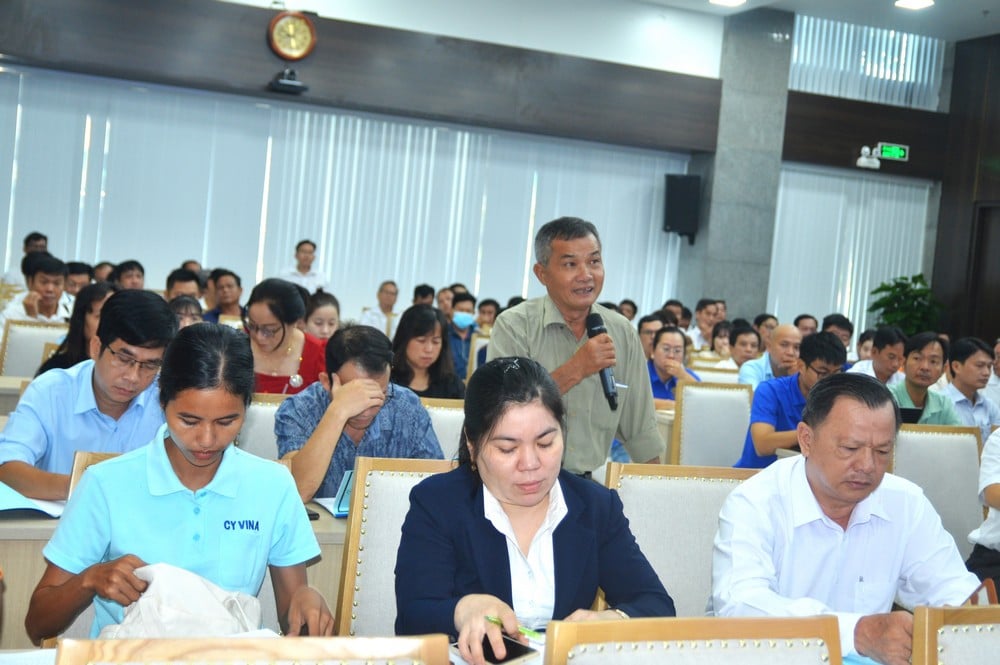 អតិថិជនបានបញ្ចេញមតិរបស់ពួកគេនៅក្នុងសន្និសីទ។