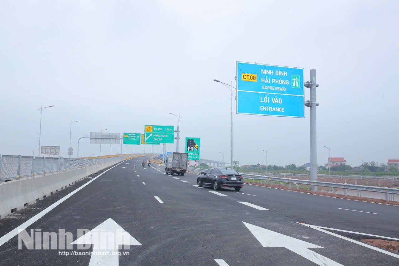 កំណាត់ផ្លូវឆ្លងកាត់ទន្លេ Day River នៃផ្លូវល្បឿនលឿន Ninh Binh - Hai Phong (CT.08) ត្រូវបានបញ្ចប់។ រូបថត៖ Anh Tuan